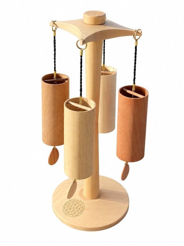Set van 4 Koshi Earth Symphony windgongen aan de draaibare Premium standaard Bloem des Levens, schuin aanzicht, witte achtergrond