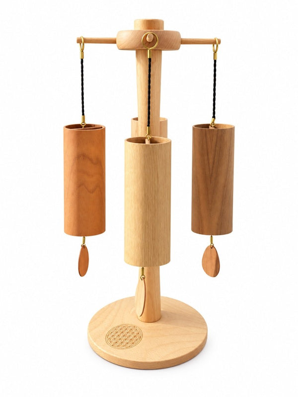 Set van 4 Koshi Earth Symphony windgongen aan de draaibare Zenmotion-standaard, vooraanzicht, witte achtergrond
